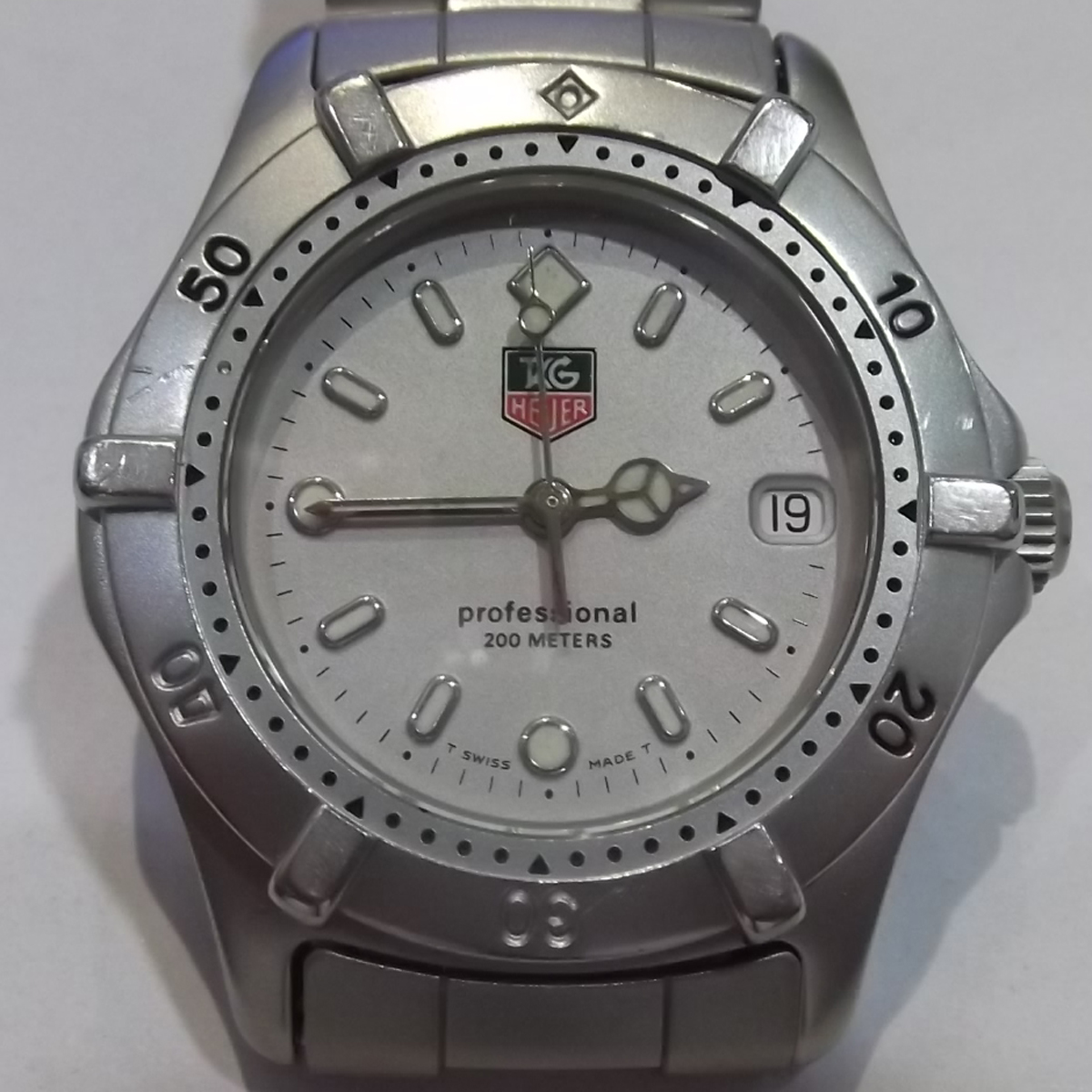 タグホイヤーのプロフェッショナル200m クォーツの中留めねじれを修正・ピン交換・オーバーホール