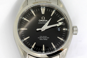 OMEGA オメガシーマスターアクアテラクォーツのオーバーホールとベルト修理・料金の紹介です。