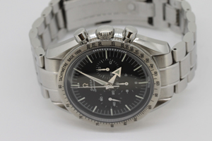 OMEGA オメガRef3594.50スピードマスターブロードアローのオーバーホールとベルト交換修理・料金の紹介です。