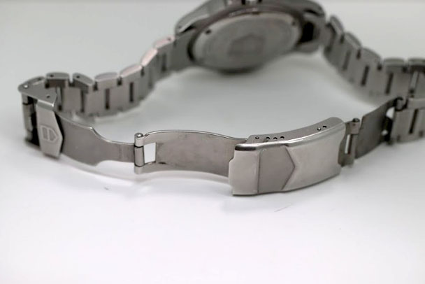 TAG HEUER　タグホイヤー　4000シリーズ（電池式）の電池交換及びベルト修理・料金の紹介です。