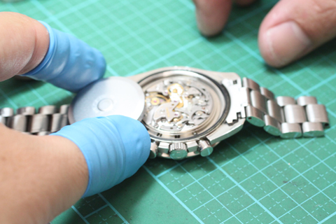 オメガ・スピードマスタープロフェッショナルの裏ブタを開ける